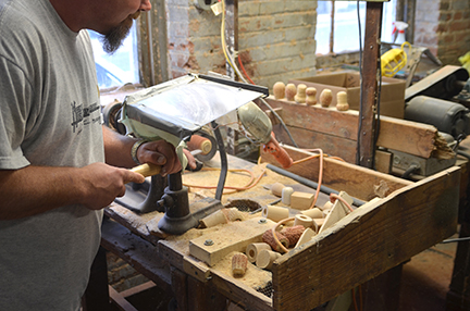 Making_corn-cob_pipes_2